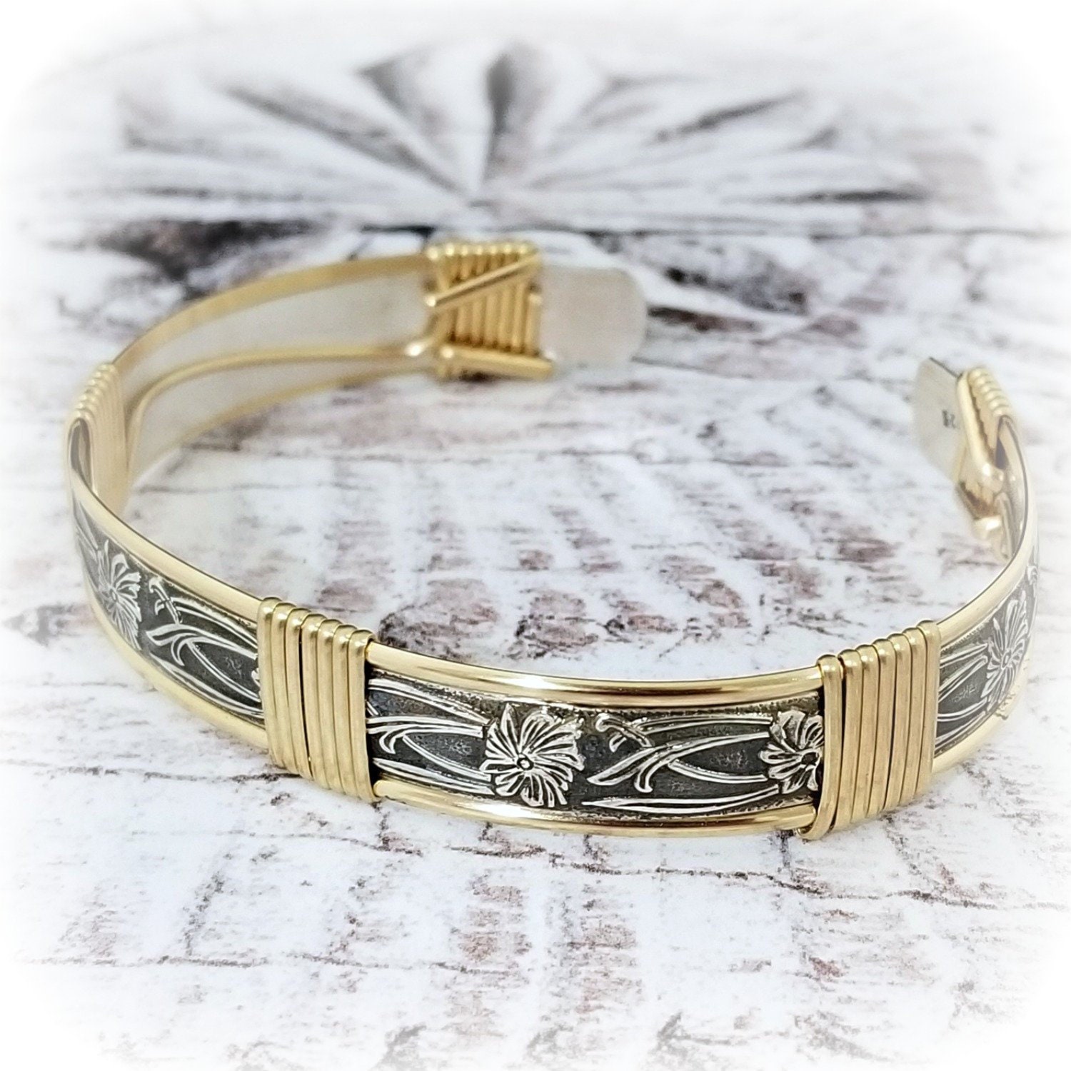 Floral Sterling Silber Manschette Armband Mit 14K Gold Akzente Floral Sterling Silber Manschette Armband Mit 14K Gold Akzente von MySecretHeartStudios