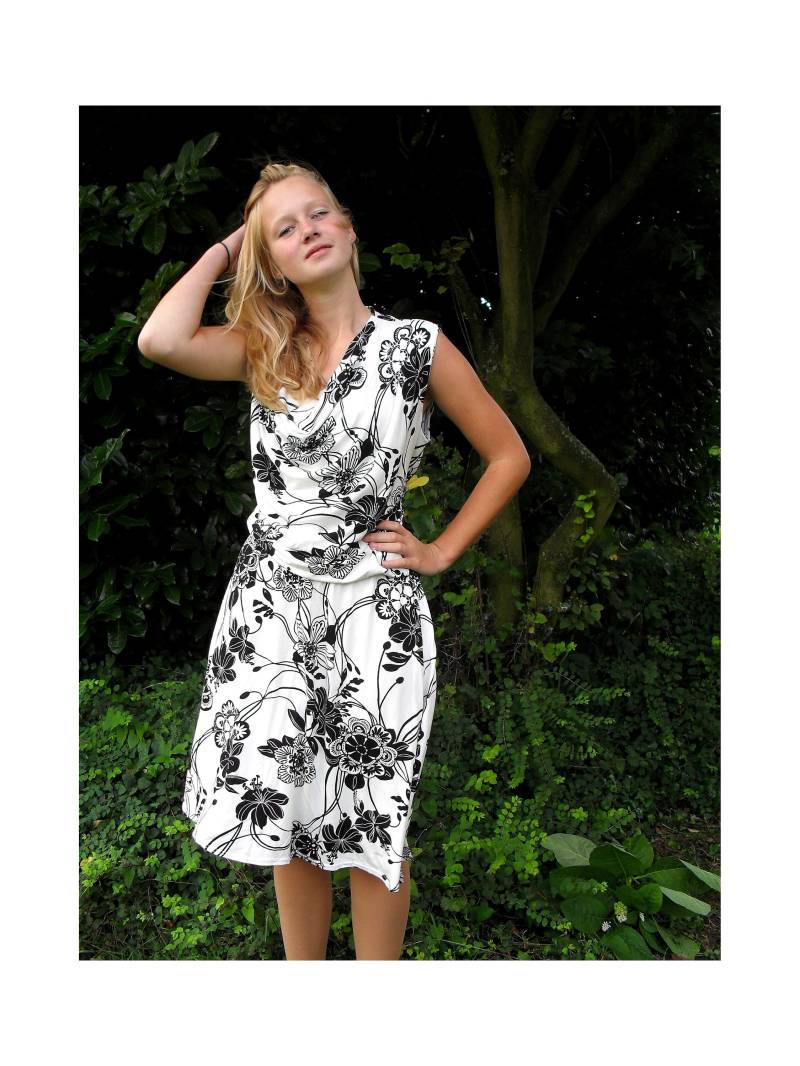 Flowers Black & White, Kleid Größe 44 L Flowers Black & White, Kleid Größe 44 L von MySecretHistory