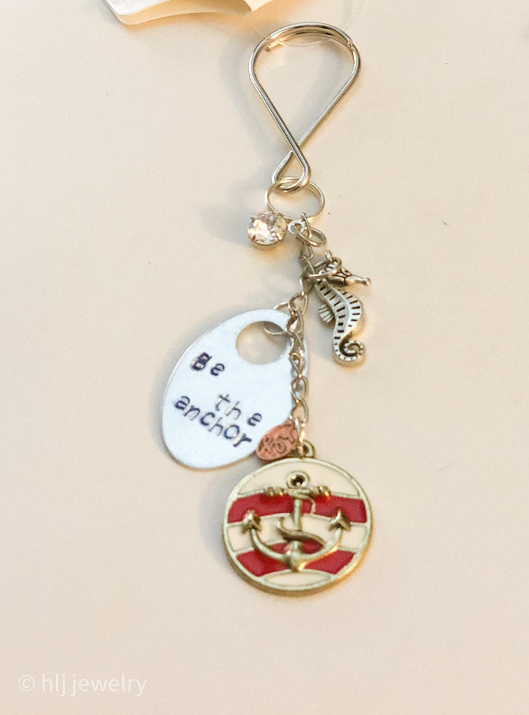 Be The Anchor Schlüsselanhänger Mit Anker-Charm, Seepferdchen, Kristall Und Handgestempelten Charms von MyShopOnly