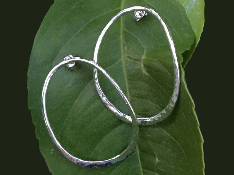 Hoop Ohrringe Vorderseite Mit Hand Gehämmerter Textur Oval in Sterling Silber von MySilverCrush