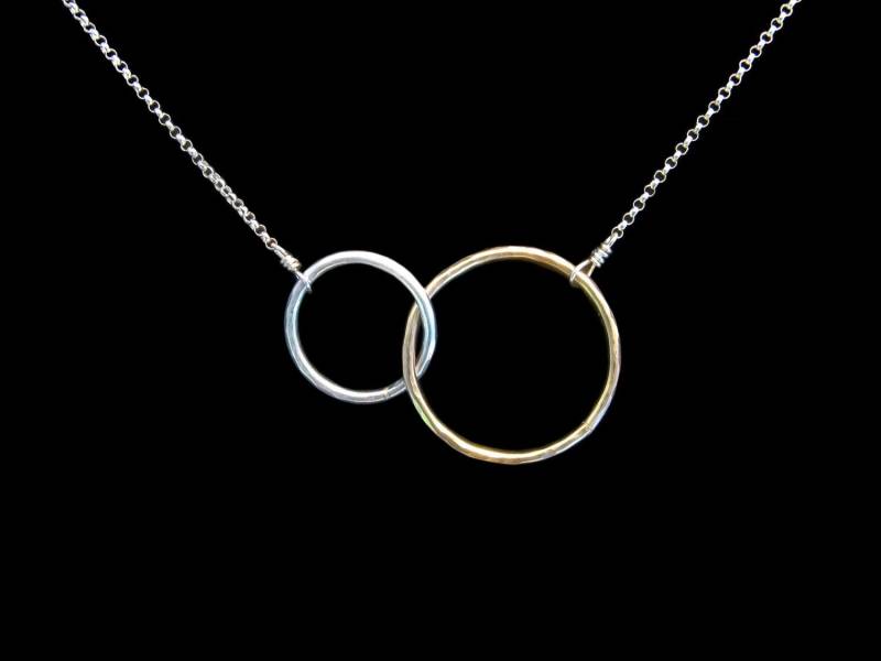 sterling Silber & Gold Fill Linked Circle Halskette Handgefertigt Mit Leichter Hand Gehämmerter Textur von MySilverCrush