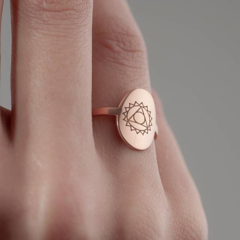 Chakra Symbol Ring Silber Oval Gravierter Heiliger Schmuck von MySilverLine