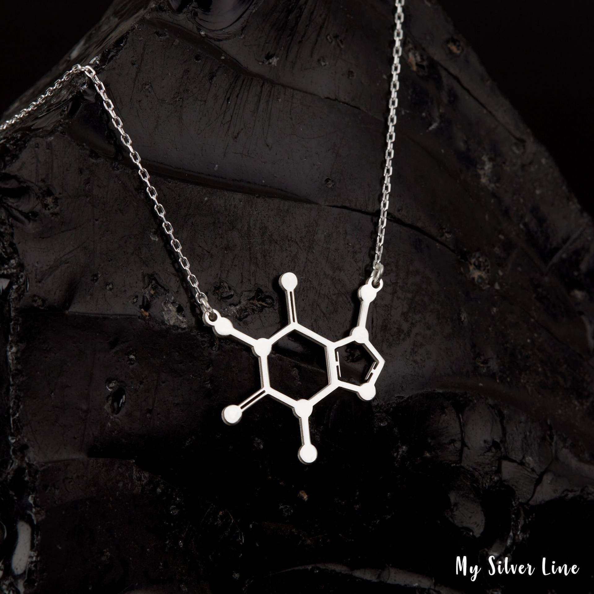 Koffein-Molekül-Halskette, Koffein-Schmuck in Sterling Silber, Molekularer Anhänger, Geschenk Für Ihn/Sie, Wissenschafts-Schmuck, Chemie-Geschenk von MySilverLine