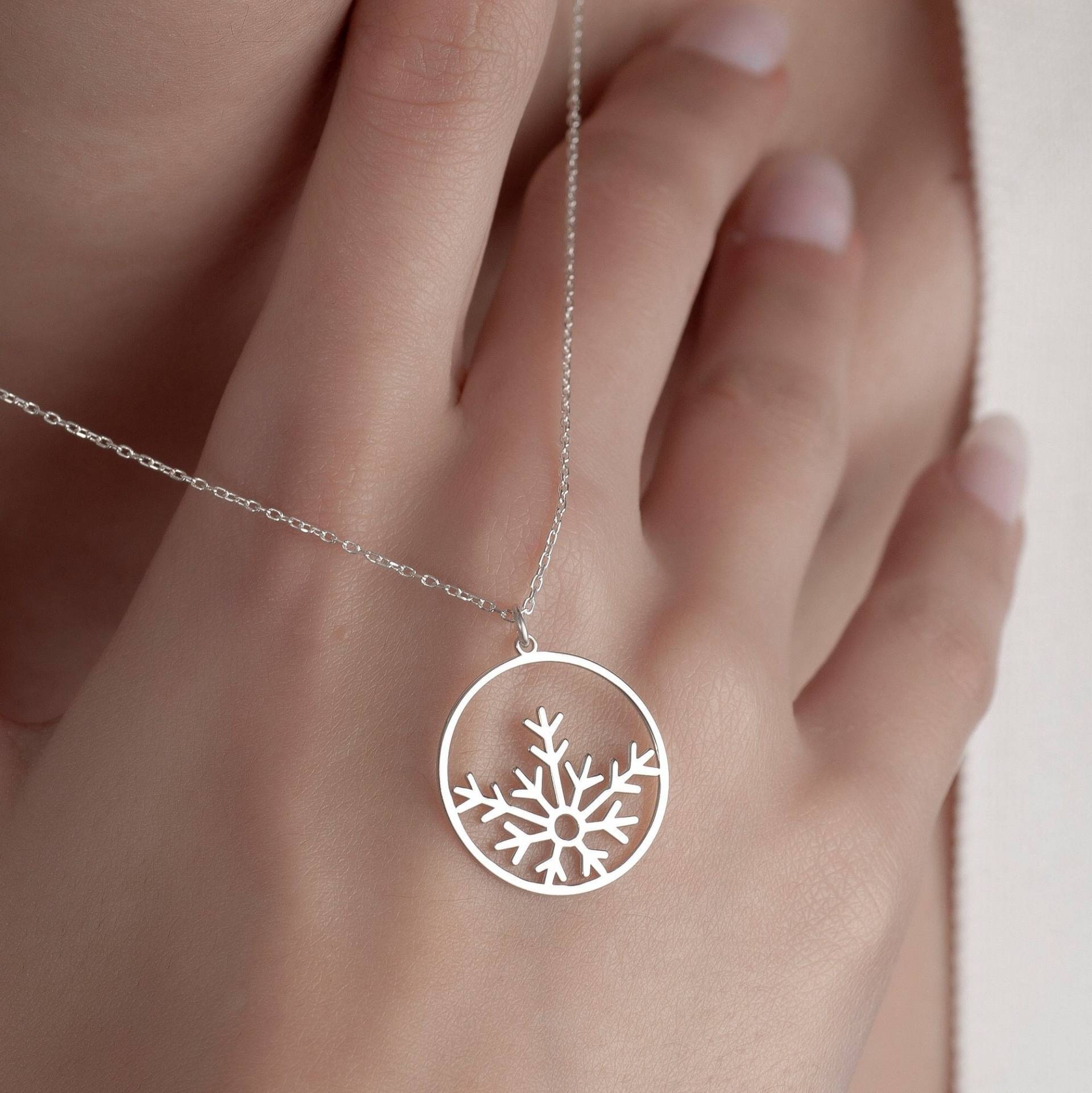 Silber Schneeflocke Halskette Runder Anhänger, Winterlicher Schmuck Silber Schneeflocke Halskette Runder Anhänger, Winterlicher Schmuck von MySilverLine