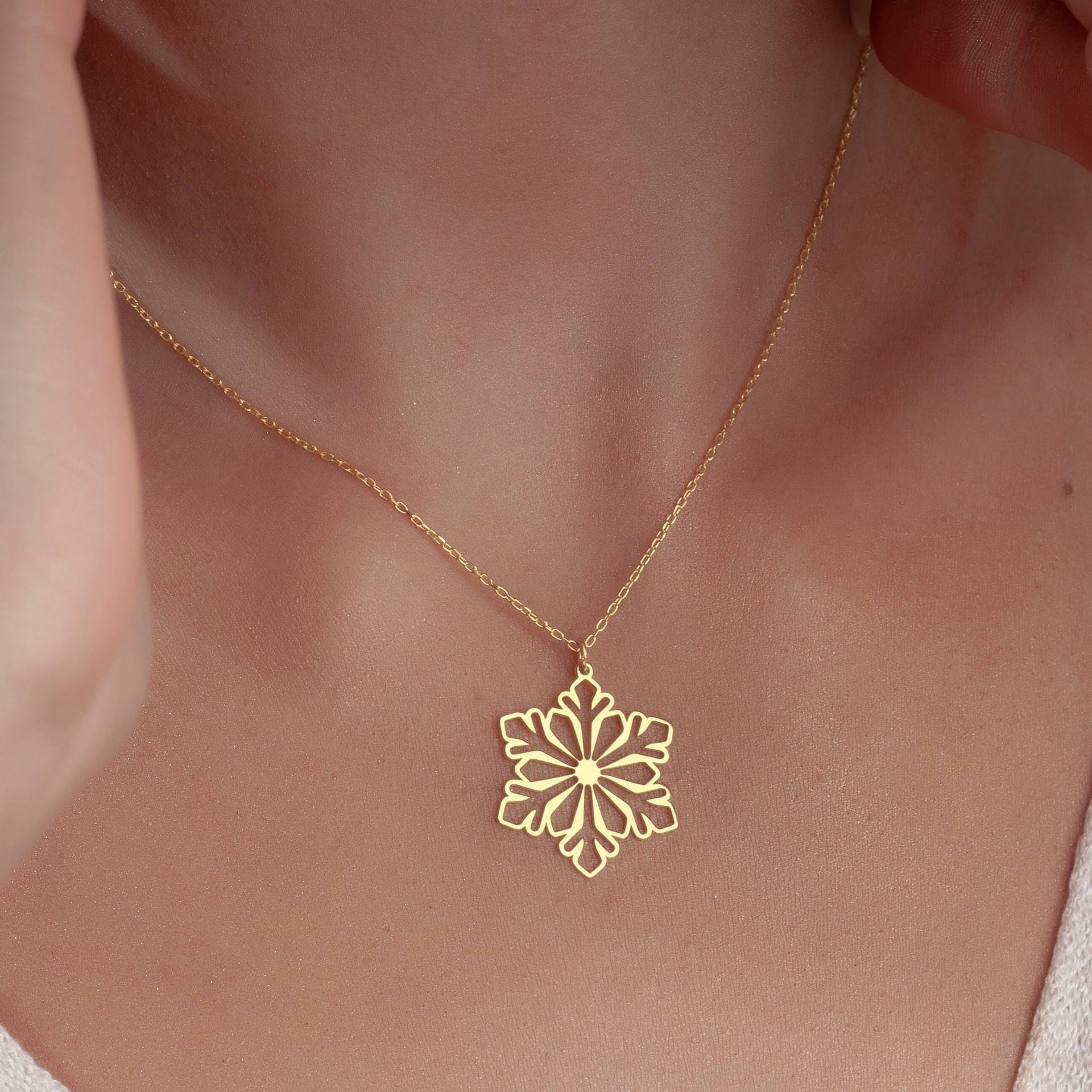 Zierliche Sterling Silber Schneeflocke Halskette Winter Schmuck Geschenk Zierliche Sterling Silber Schneeflocke Halskette Winter Schmuck Geschenk von MySilverLine
