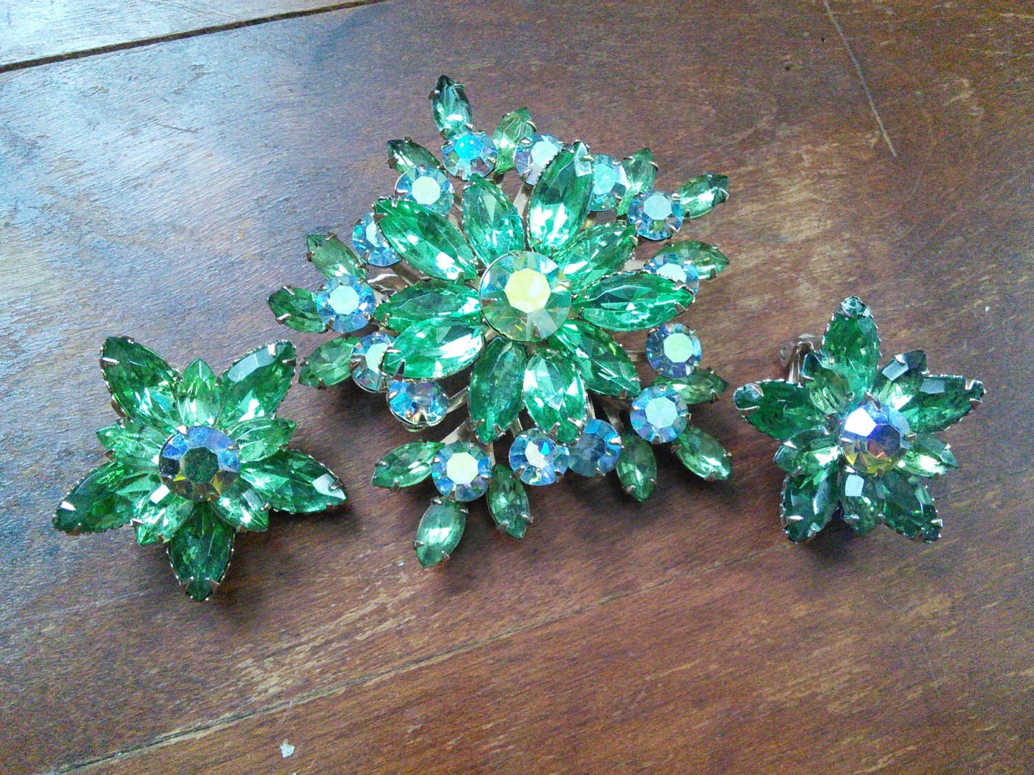 Unsigned Strass Set, Große Grüne Brosche Und Ohrclips Unsigned Strass Set, Große Grüne Brosche Und Ohrclips von MySimpleDistractions