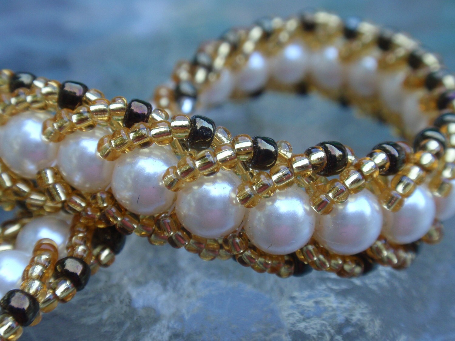 Arabella Perlen Armband Und Ohrringe von MySistersHandsDotCom