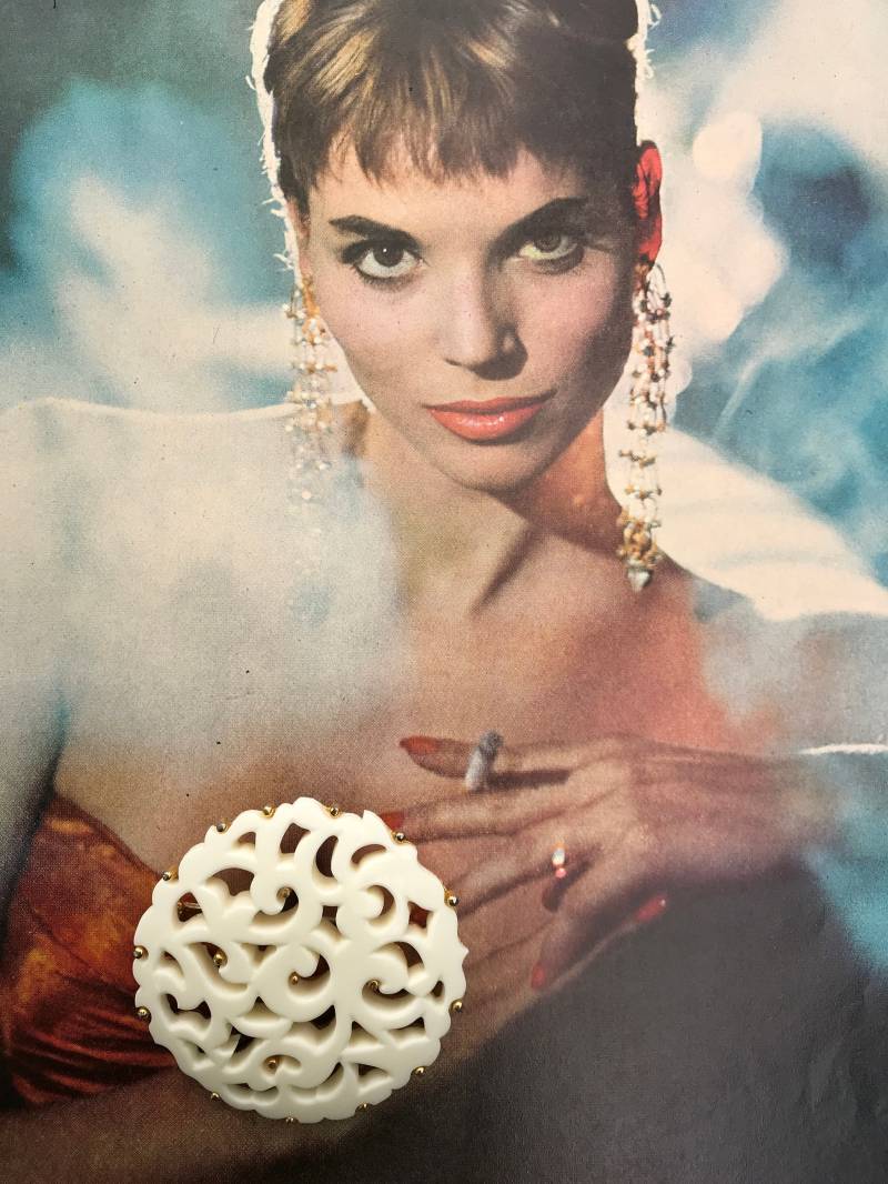 Art Deco Hollywood Regency Vanille Harz & Goldfarbene Signierte Runde Durchbrochene Brosche von MySoulRepair