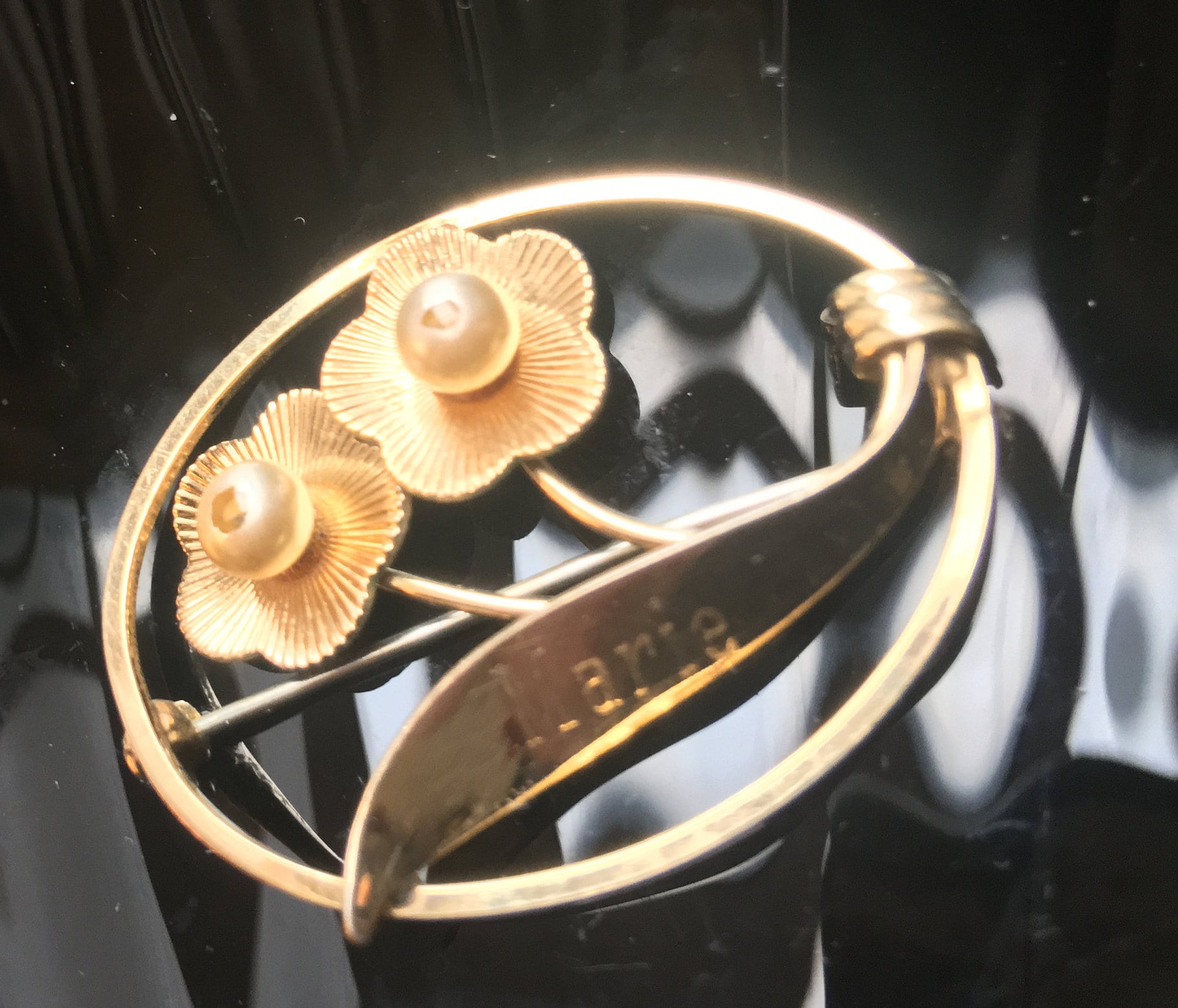 Art Deco Van Dell Gold Gefüllte Perle Zentriert Blumenbrosche, Oval Mitte Des Jahrhunderts Offene Arbeit Personalisierte Name Pin Marie von MySoulRepair