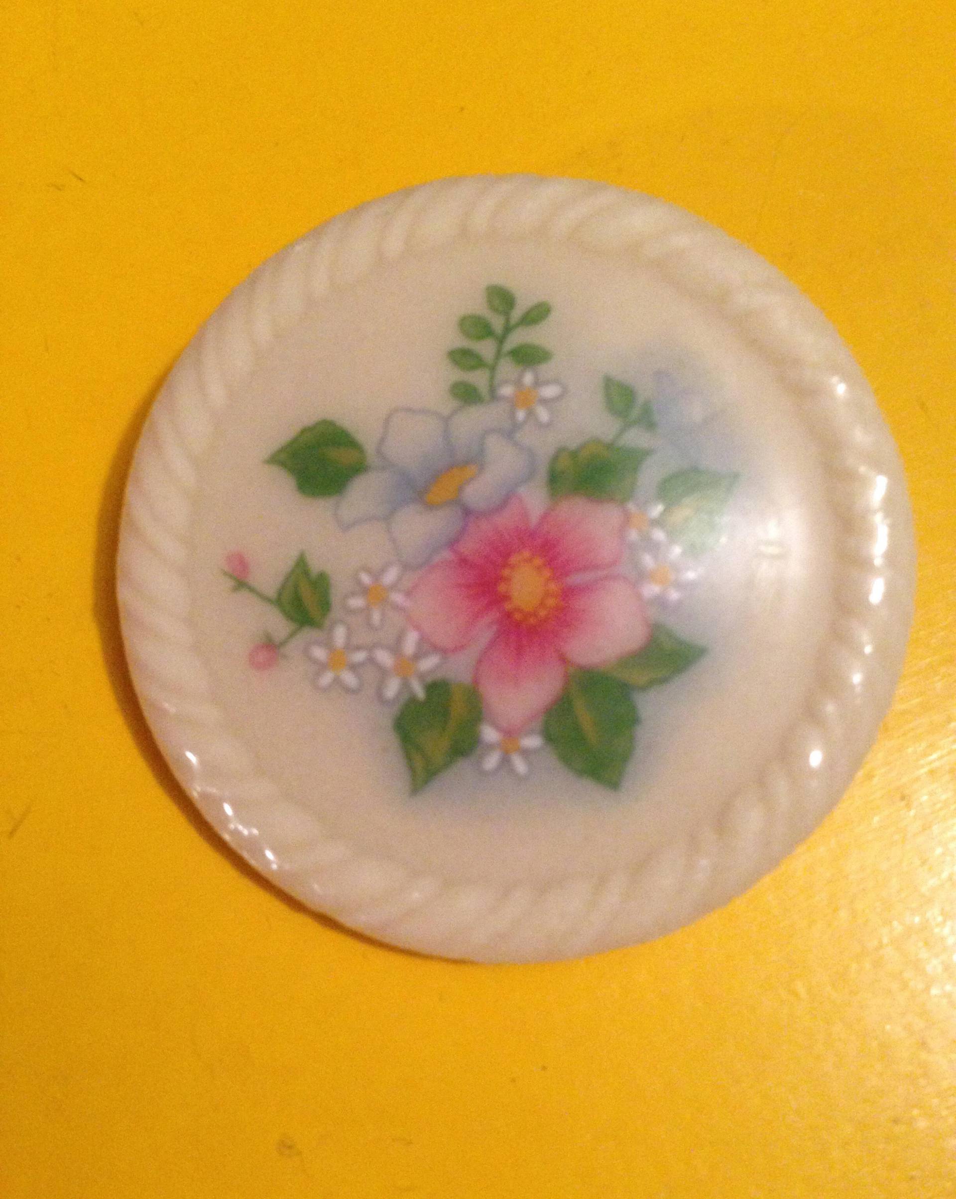 Avon Porzellan Blumen Anstecknadel, Vintage Brosche von MySoulRepair