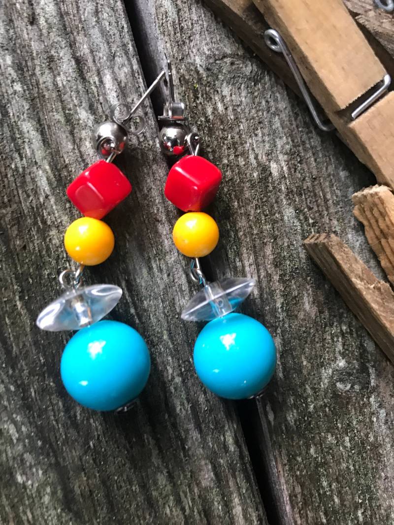 Coole Mid Century Regenbogen Kunststoff Perlen Baumeln Statement Ohrringe von MySoulRepair