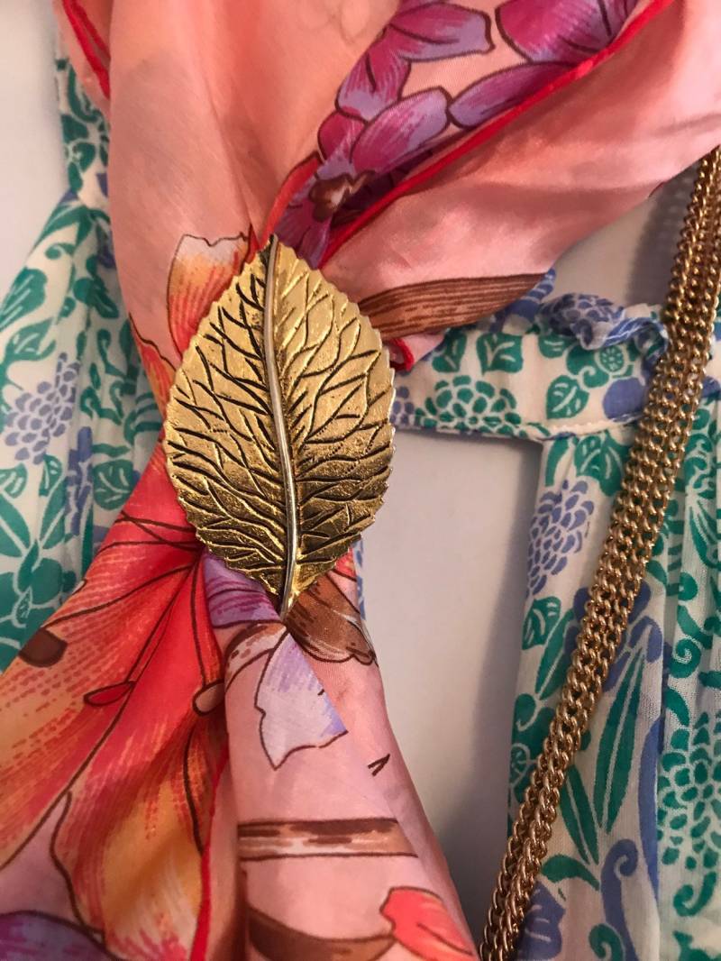 Ein Mid Century Modernist Goldfarbener Herbstblatt-Schal-Kleiderclip Oder Sogar Geldklammer von MySoulRepair