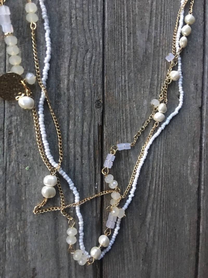 Eine Lange Vintage Triple Strang Halskette Aus Weißen Rocailles Süßwasserperlen Goldtone Kette Kristalle & Bling von MySoulRepair