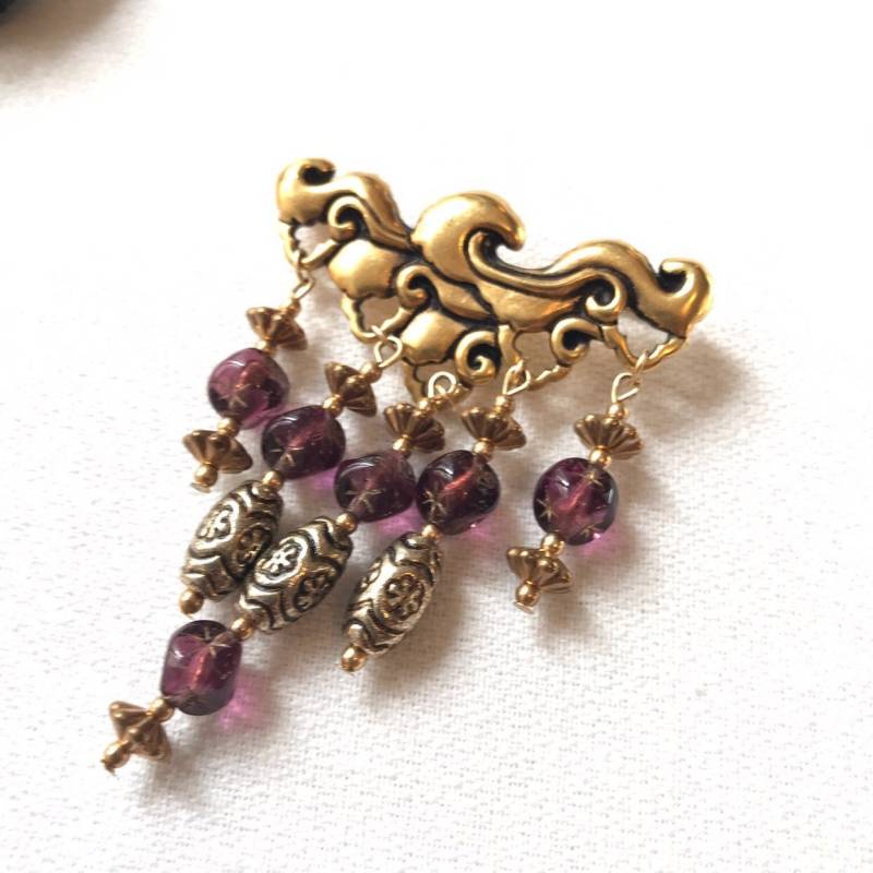 Eine Stattliche Vintage Brosche, Amethyst Kristall Unisex Dangle Bar Pin in Poliertem Goldton von MySoulRepair