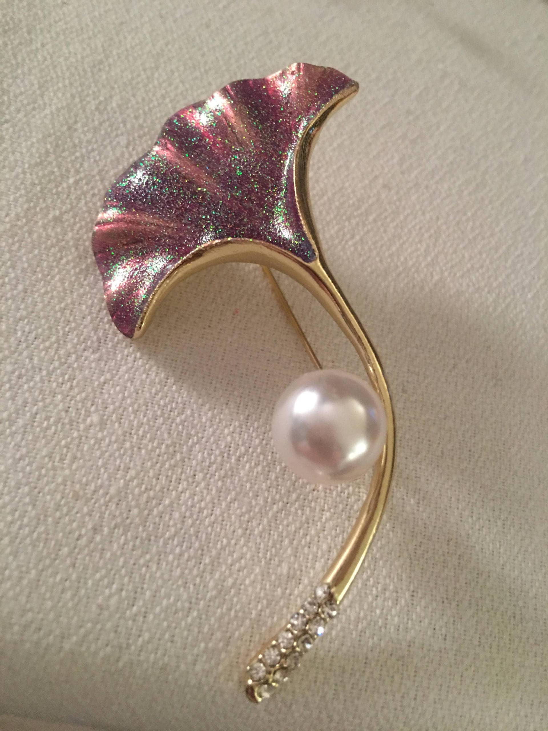 Elegant & Hübsche Rosa Glitzernde Vergoldete Lilie Mit Einer Cremigen Faux Perle Goldton Modeschmuck Brosche von MySoulRepair