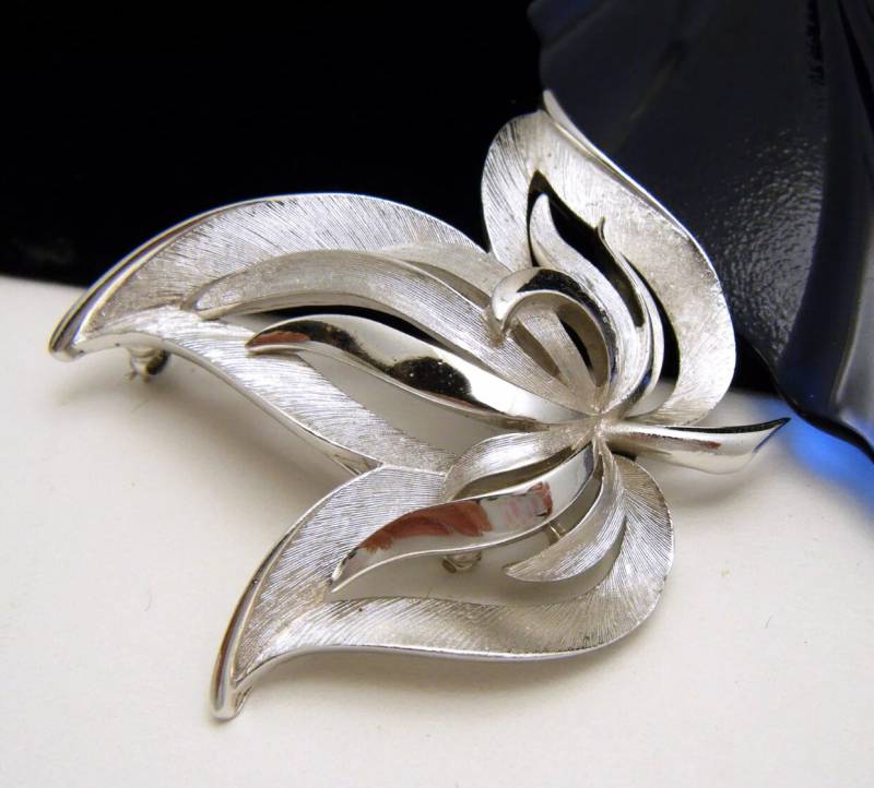 Elegante Silberfarbene Brosche Mit Blattmotiven 1960Er Jahre Signiert Krone Und Trifari Muster von MySoulRepair