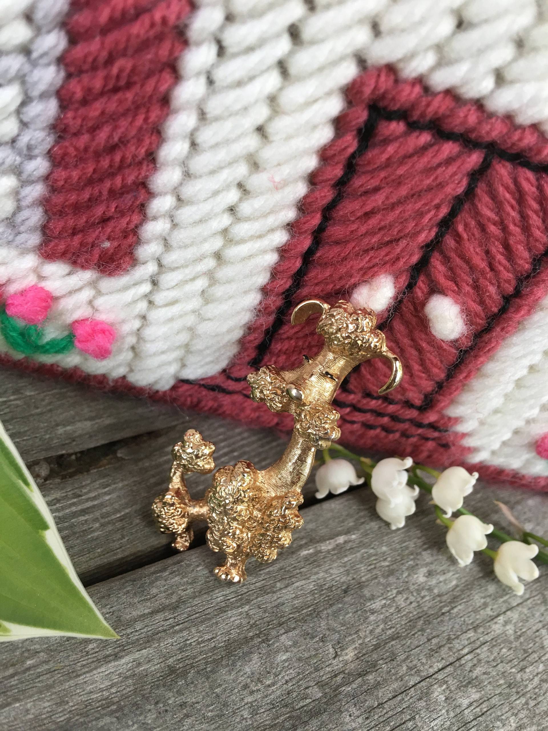 Entzückend Kitsch Signiert Avon Vintage Pudel Pin von MySoulRepair