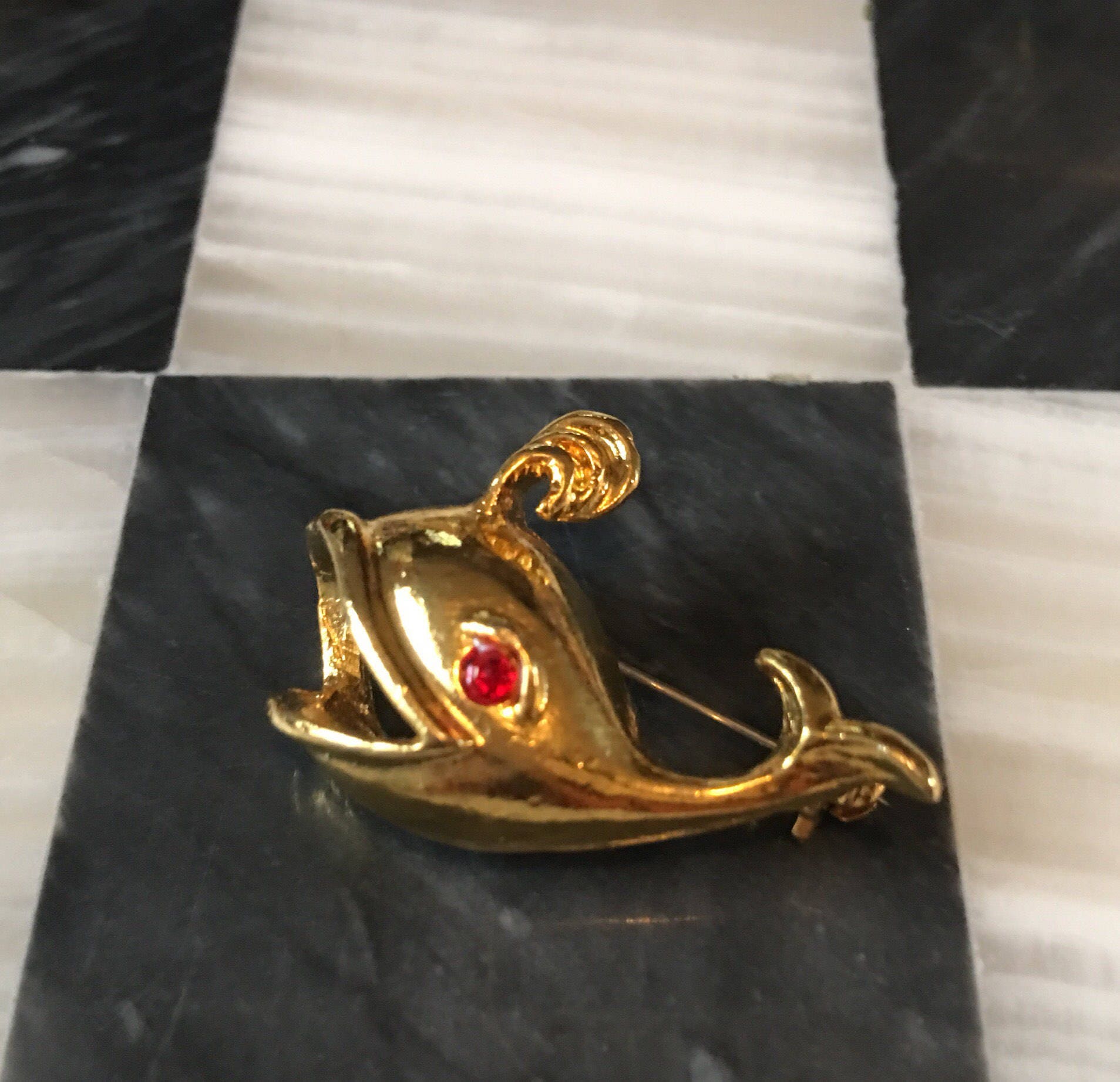 Entzückender Kleiner Baby Wal Mini Brosche Scatter Pin Mit Roten Augen von MySoulRepair