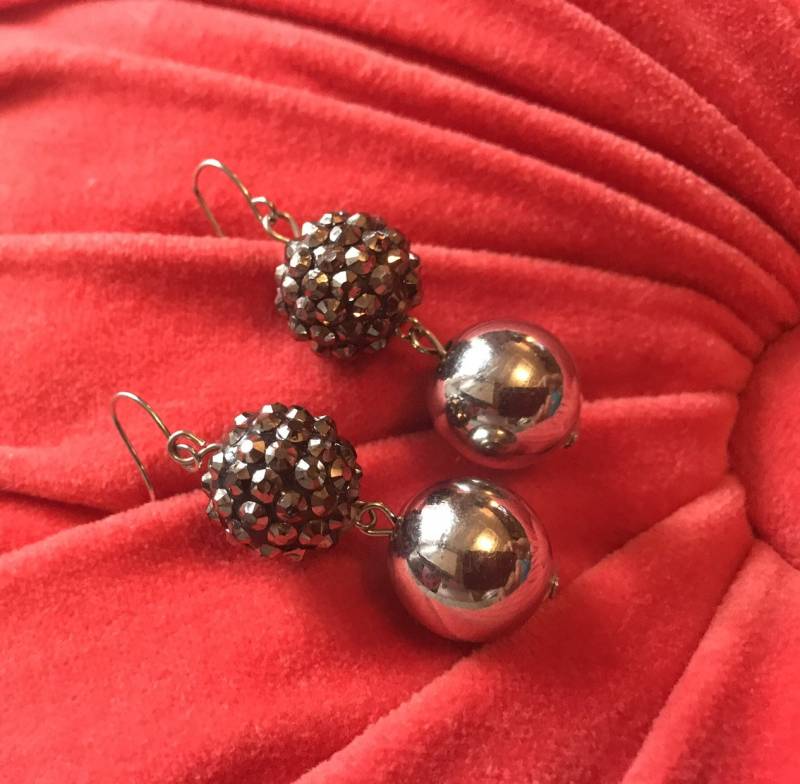Glitzernde Disco Silberfarben & Hämatit Farbige Strassstein Doppel Kugel Ohrringe Let's Dance von MySoulRepair