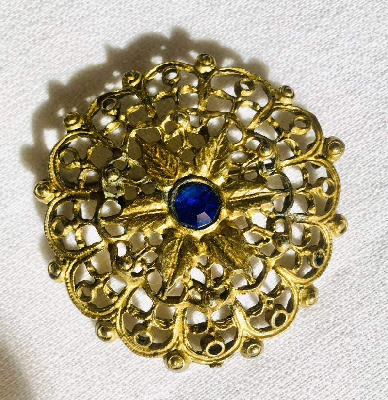 Hübsche Art-Deco-Filigrane Offene Arbeit Stil Brosche Pin Mit Hübschen Kobalt-Blauen Glasstein Mitte von MySoulRepair