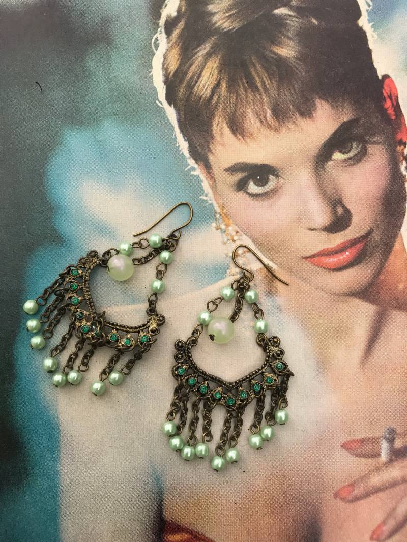 Hübsche Blassgrüne Perlen Bronze Goldton Kronleuchter Ohrringe von MySoulRepair