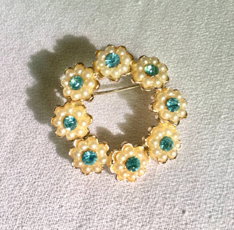 Hübsche Faux-Samen-Perlen & Aqua Strass Kreis Kranz Anstecknadel Vintage Brosche von MySoulRepair
