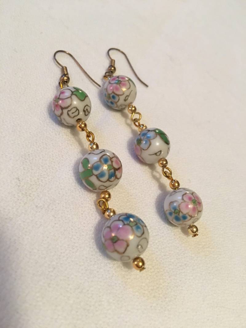 Hübsche Rosa & Grüne Blumen Auf Weißen Porzellan Perlen An Goldfarbenen Kette Baumeln Ohrringe von MySoulRepair