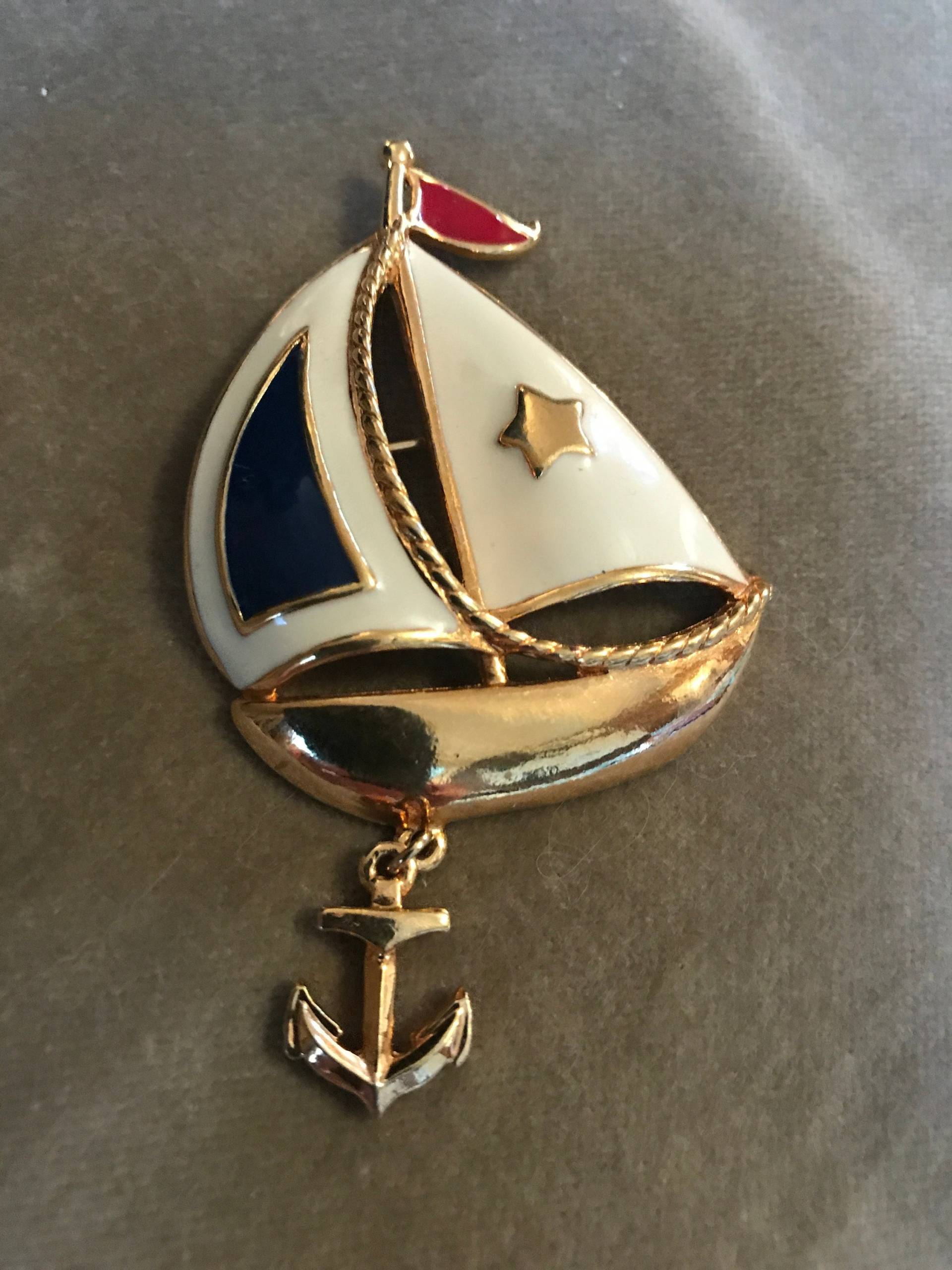 Mid Century Emaille & Goldfarbene Segelboot Anstecknadel Mit Anker Avon von MySoulRepair