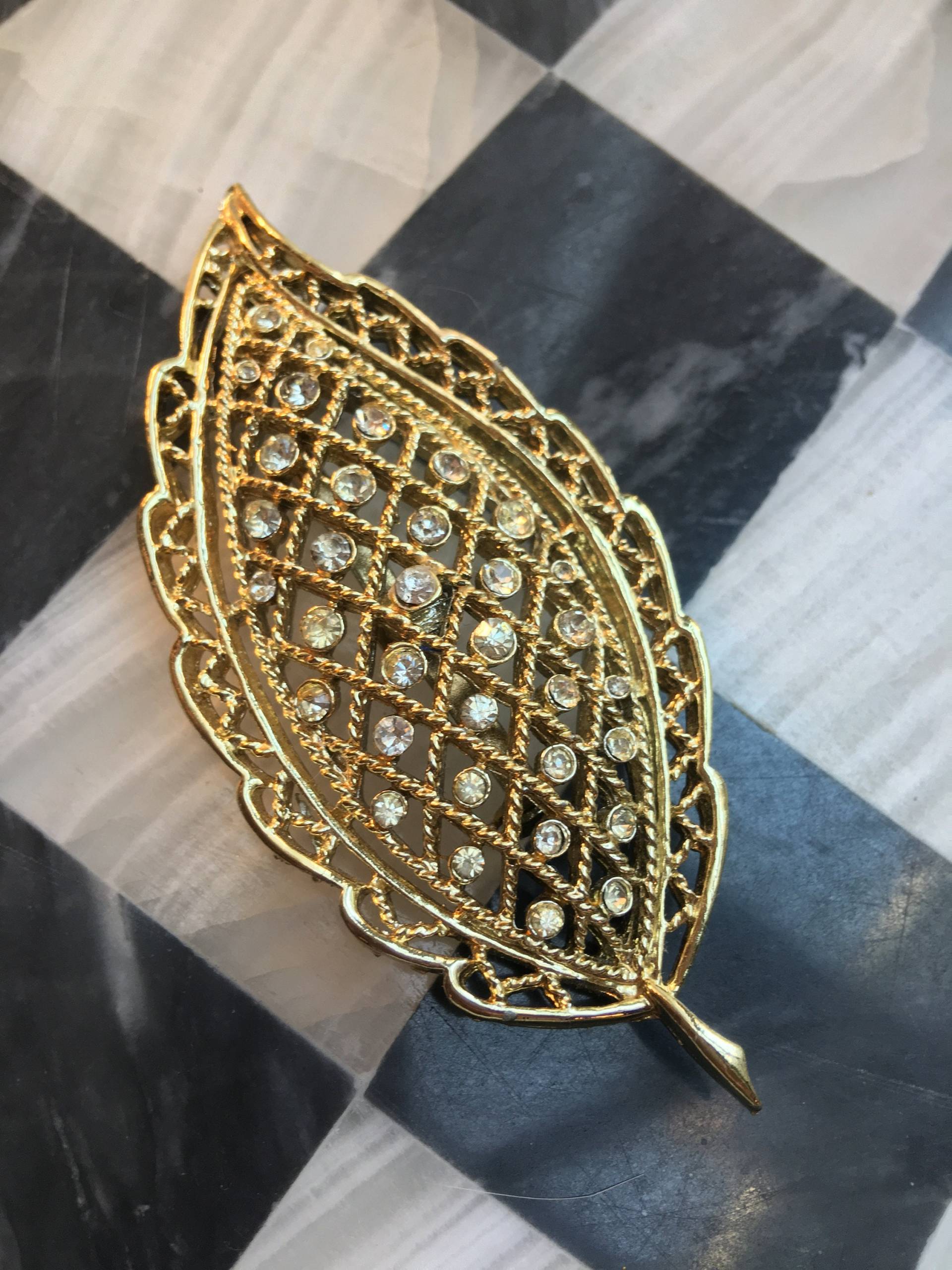 Mid Century Goldfarbene Strass Gitter Blatt Anstecknadel von MySoulRepair