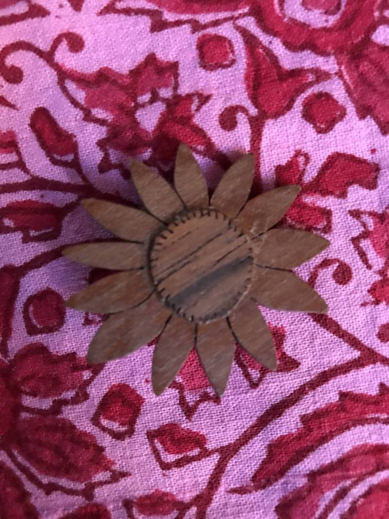 Mid Century Teak Holz Geschnitzte Sonnenblume Daisy Brosche Pin von MySoulRepair