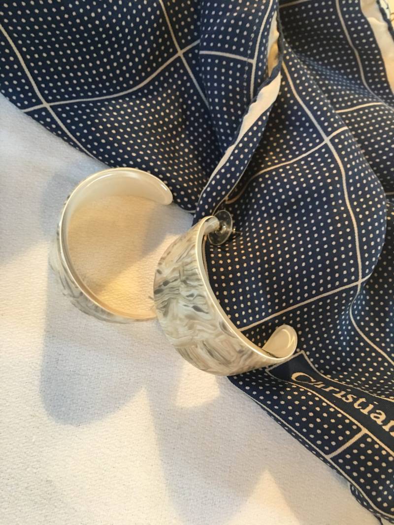 Riesige Vintage Weiße Marmor Lucite Acryl Breite Kreolen Statement Ohrringe, Schicker 90Er Jahre Style Fashion Glamour Schmuck, Neuwertiger Zustand von MySoulRepair