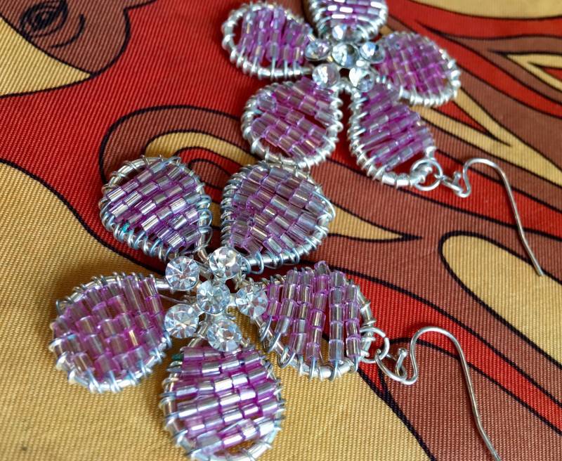 Schillernde Perlen-Rosa-Blumen-Ohrringe Mit Strass-Zentren, Kokette Boho-Ohrringe von MySoulRepair