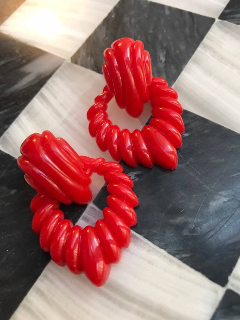 Seltene Napier Red Ohrringe; Mid Century Modern Plastic 2 in 1 Feder Screwback Rockabilly Valentines Date Night Signierter Sammlerschmuck von MySoulRepair