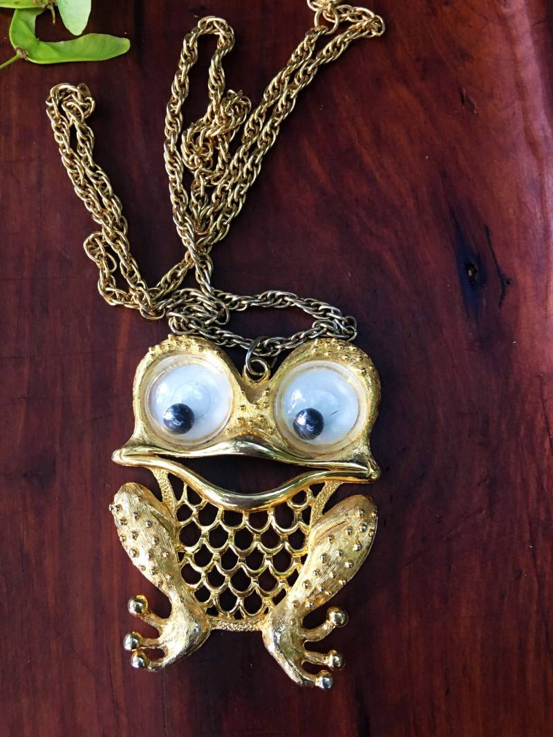 Vintage Jj Googly Eye Frosch Anhänger Halskette Kitsch Glamour Schmuck von MySoulRepair