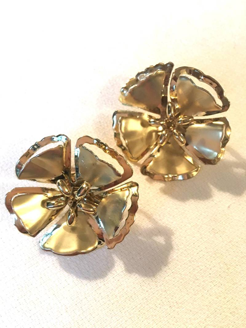 Mid-Century Goldfarbene Blumen Ohrclips, 3D Blütenblätter von MySoulRepair