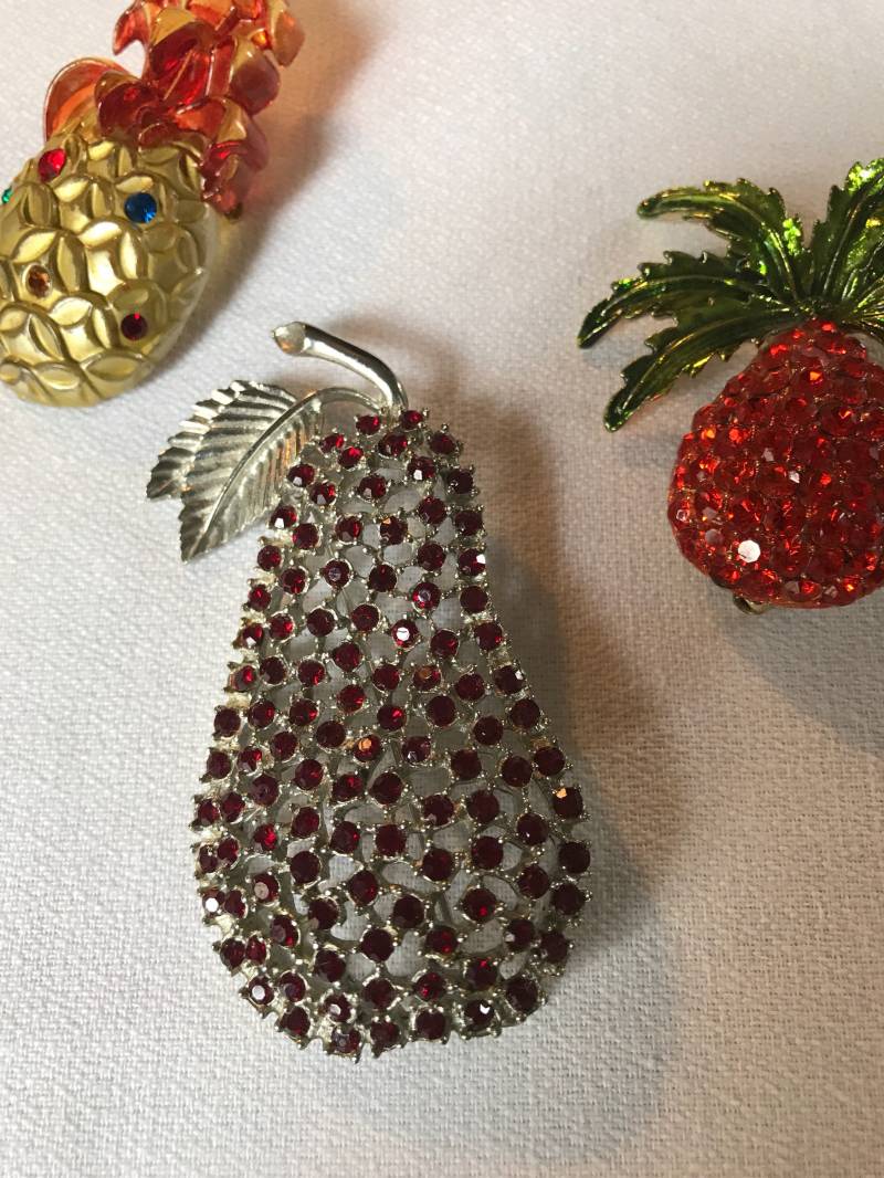 Signierte Stanley Tuti Fruity Vintage Mid Century Hollywood Regency Strass Obst Sammel Brosche Pin von MySoulRepair