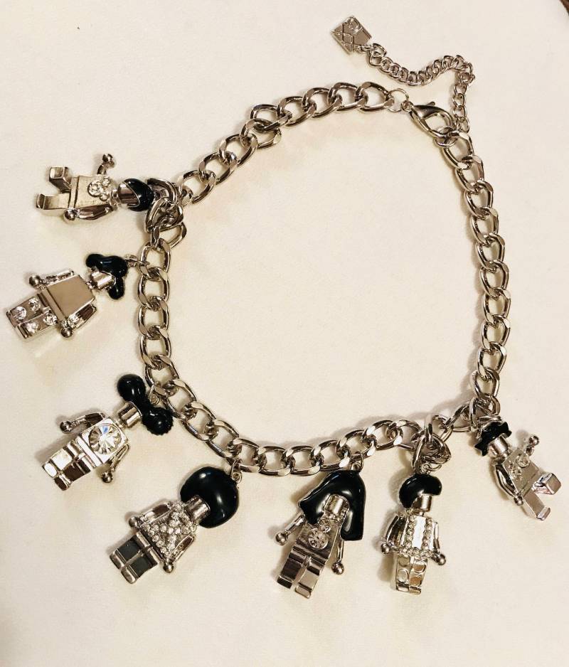 Silberfarbene Breithalskette Mit Groovy Roboter Charms Im Stil Der 90Er Und Jahre Hip Hop von MySoulRepair