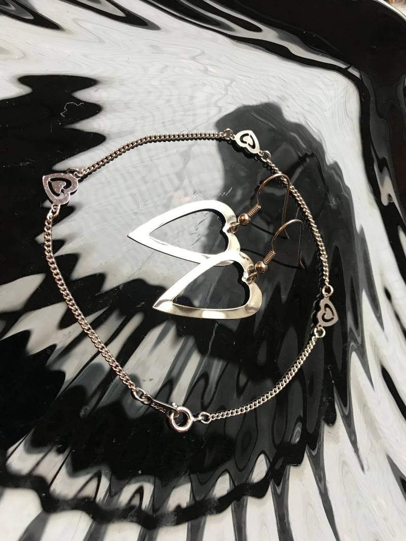 Vintage Avon Silberfarbene Durchbrochene Herz Armband Und Ohrringe Mit Anhängern von MySoulRepair