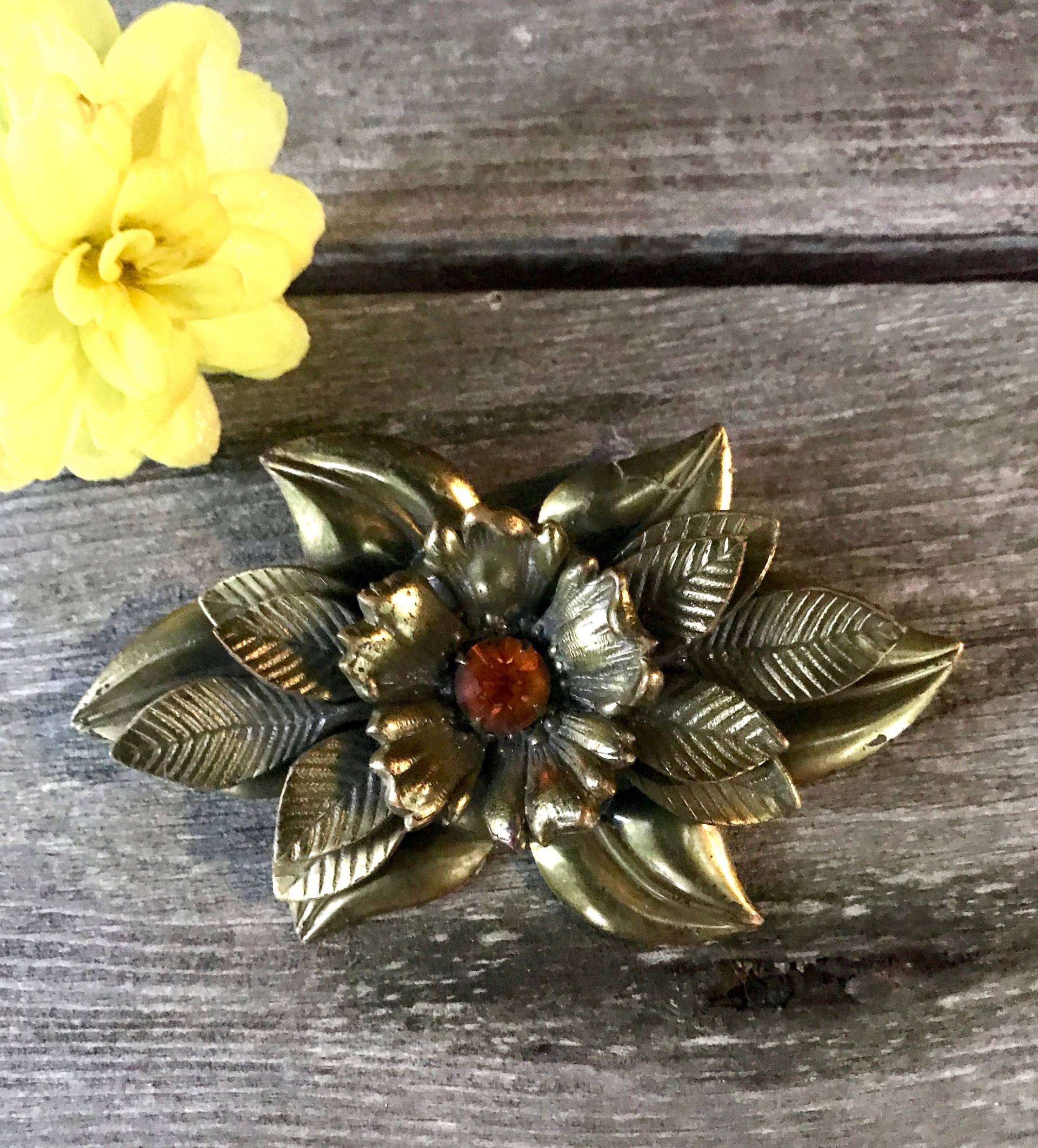 Vintage Floral Brosche Bronzefarbene Gold-Blüte, Mittig Bernstein Strass von MySoulRepair