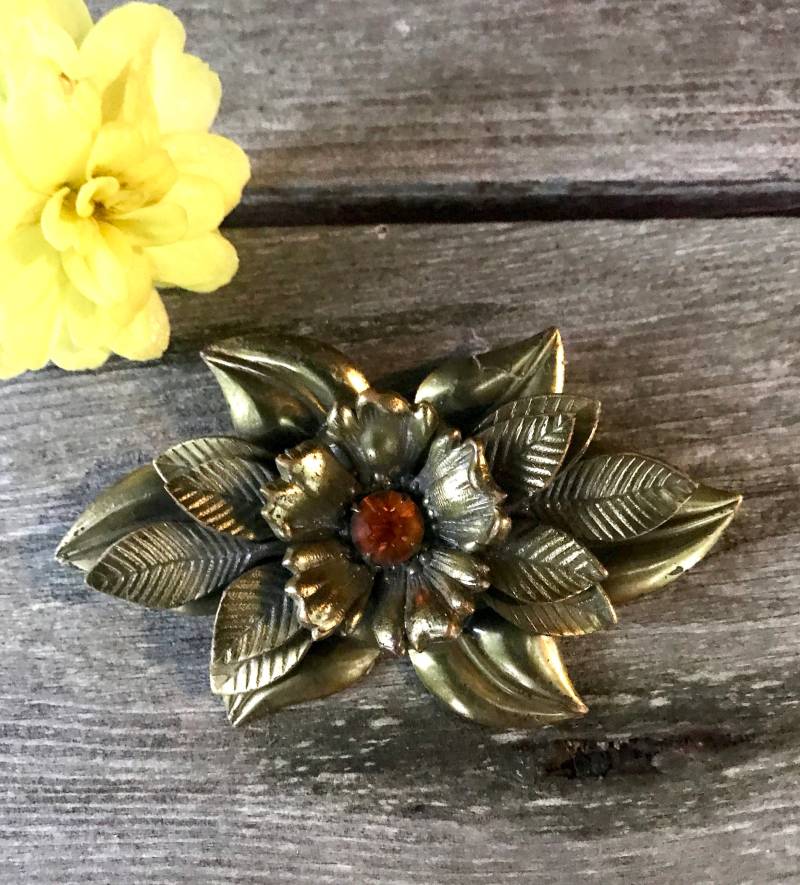 Vintage Floral Brosche Bronzefarbene Gold-Blüte, Mittig Bernstein Strass von MySoulRepair
