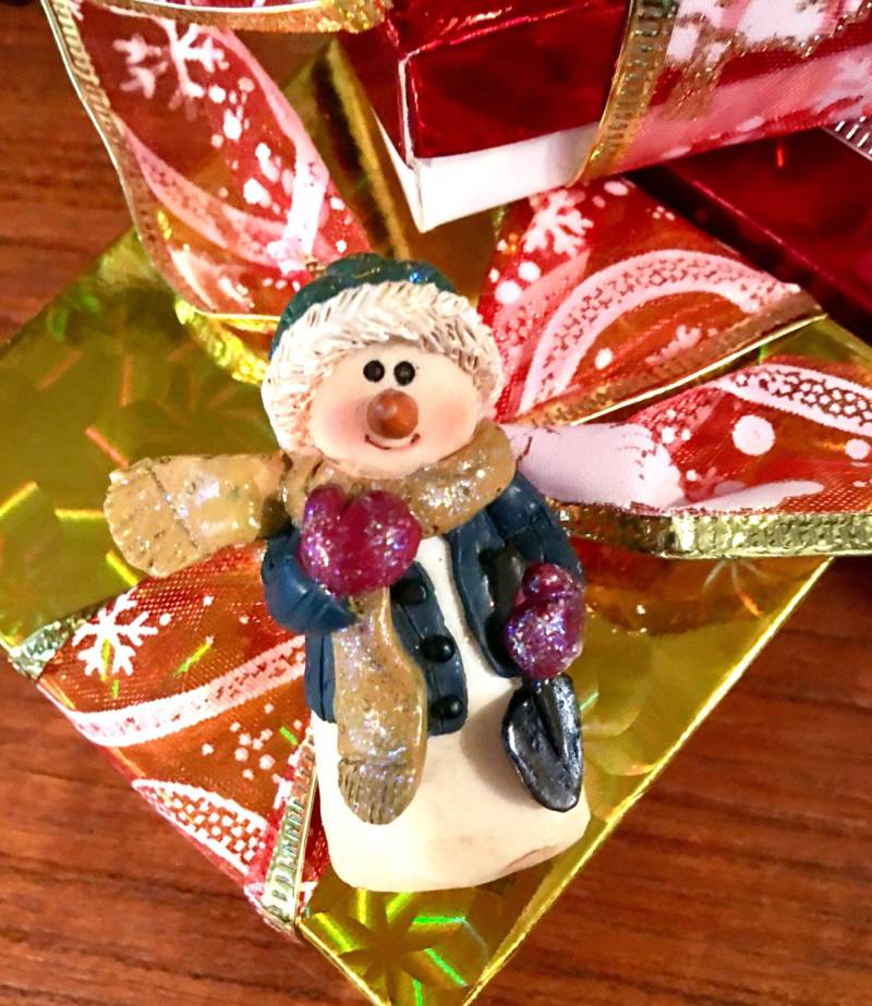 Vintage Harz Glitzernder Weihnachts-Schneemann, Der Eine Schneeschaufel Hält von MySoulRepair