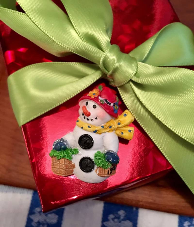 Vintage Harz-Weihnachts-Schneefrau Mit Rotem Hut Von Carol Eldrige Kommt Schön Beschenkt An von MySoulRepair