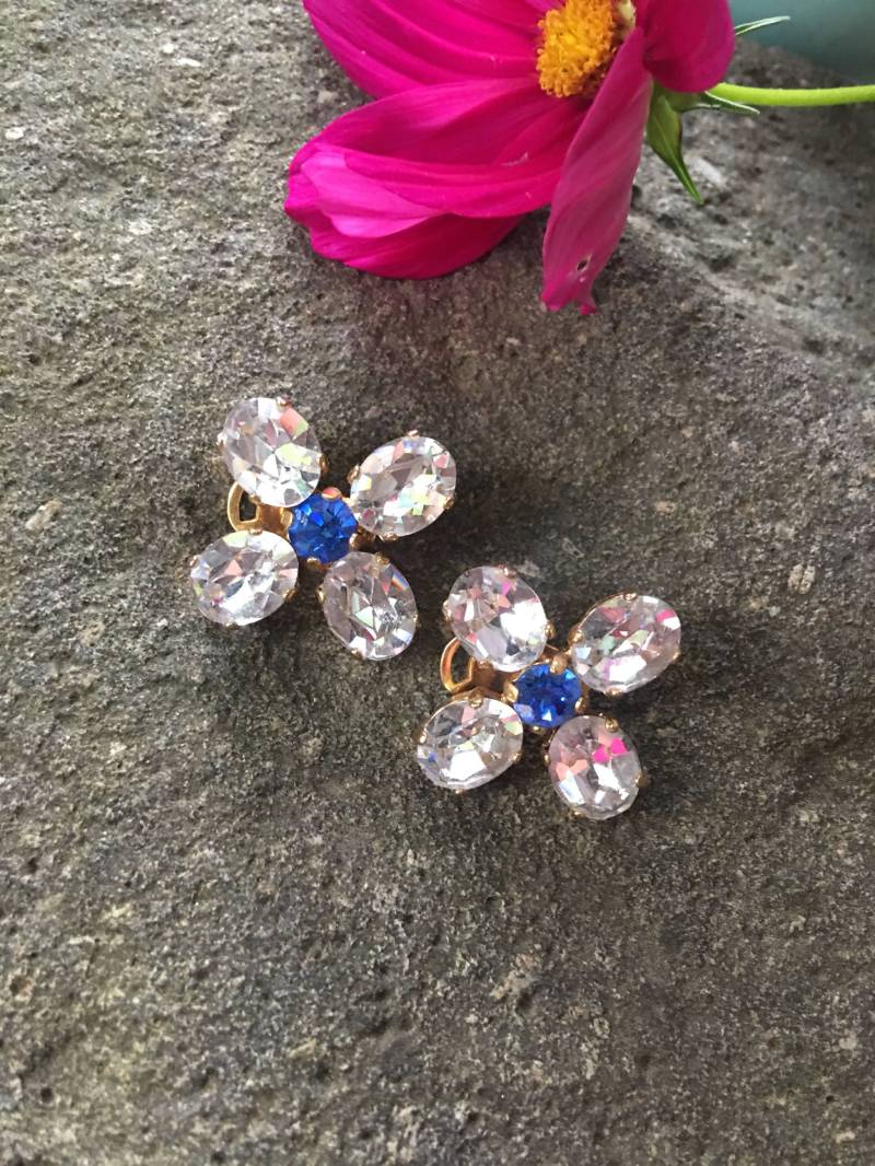 Vintage Kristall Blumen Ohrclips Mit Königsblauem Edelstein Als Mittelpunkt - Elegante Goldfarbene Schmuckstücke von MySoulRepair