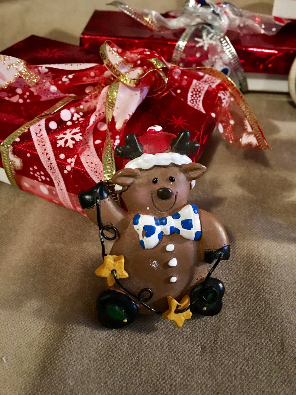 "Vintage Rentier/Mit Fliege Und Sterngirlande, Goldener Schleife von MySoulRepair