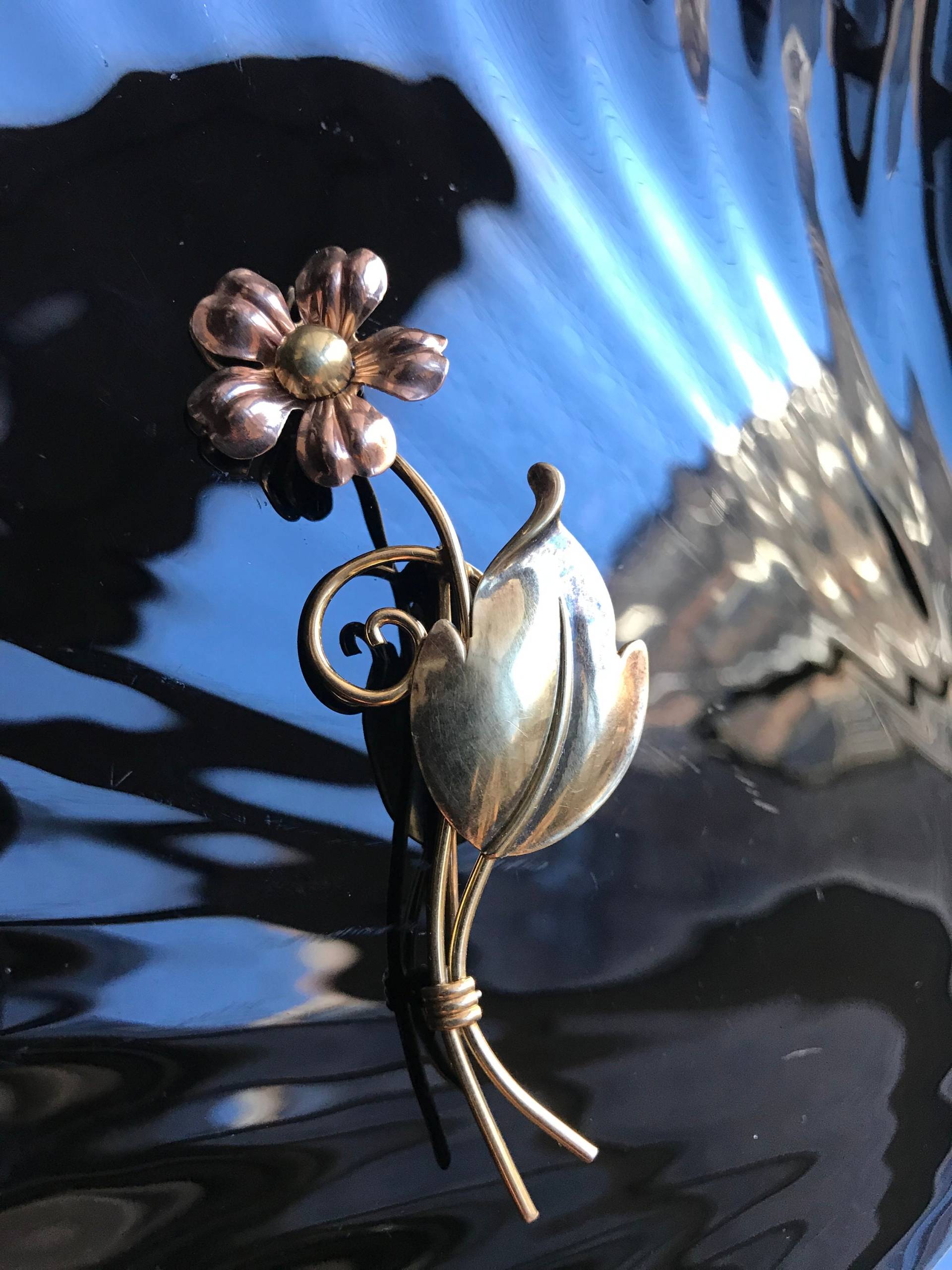 Vintage Van Dell Blumen Brosche, Art-Deco-12K Gold Filled Art Moderne Unisex Anstecknadel Jetzt Im Trend Der Mode in New York von MySoulRepair