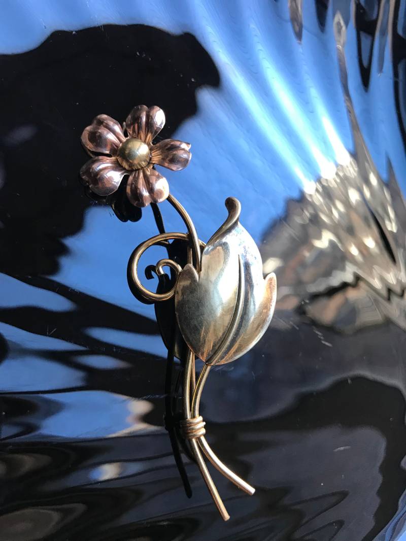 Vintage Van Dell Blumen Brosche, Art-Deco-12K Gold Filled Art Moderne Unisex Anstecknadel Jetzt Im Trend Der Mode in New York von MySoulRepair