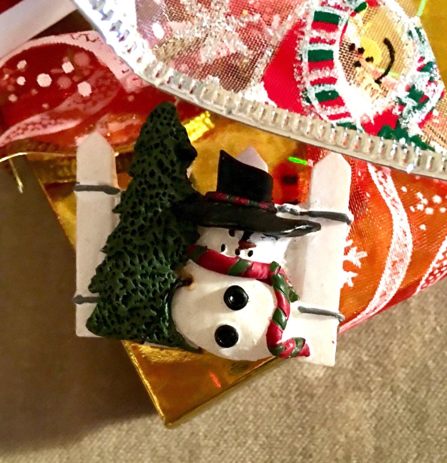 Vintage Weihnachts-Schneemann Mit Lattenzaun Und Baumschmuck-Brosche von MySoulRepair