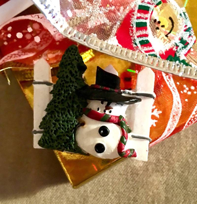 Vintage Weihnachts-Schneemann Mit Lattenzaun Und Baumschmuck-Brosche von MySoulRepair