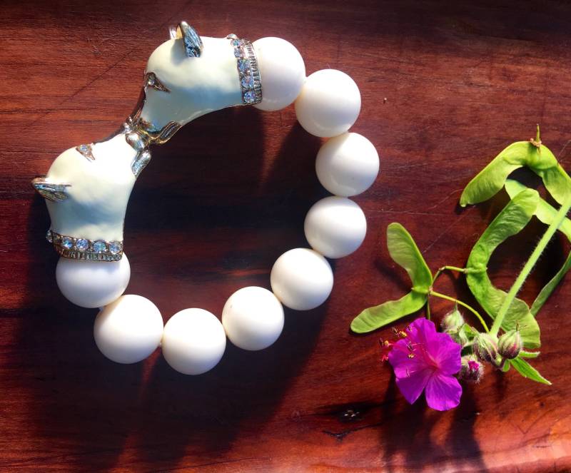 Vintage Winter Weiße Wölfin Trägt Ein Strass Halsband Emaille Perlen 90Er Jahre Statement Armband von MySoulRepair