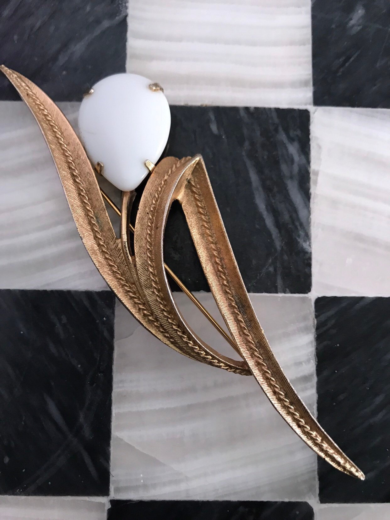 Wunderschöne Madmen Mid Century Modern Signierte Sarah Cov Milchglas Abstrakte Blumen Brosche Anstecknadel von MySoulRepair